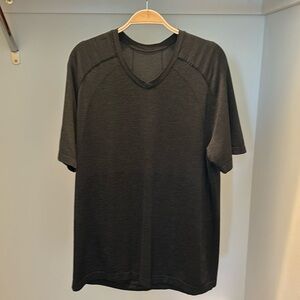 Lululemon metal vent V-neck T-shirt, size large color, black